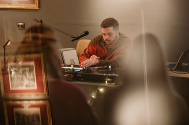 Приглашаем насладиться музыкой в Международный женский день на арт-вечере «Мелодии на виниле» — фото