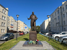 Памятники — Памятник народному художнику СССР Зверькову Ефрему Ивановичу — фото