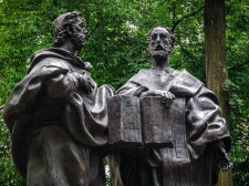 Памятники — Памятник Кириллу и Мефодию — фото