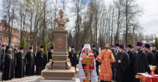 Памятники — Памятник святому страстотерпцу императору Николаю II — фото