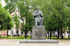 Памятники — ​​​​​​​Памятник М.Е. Салтыкову – Щедрину — фото