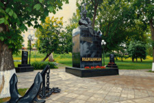 Памятники — Памятник морякам-подводникам — фото