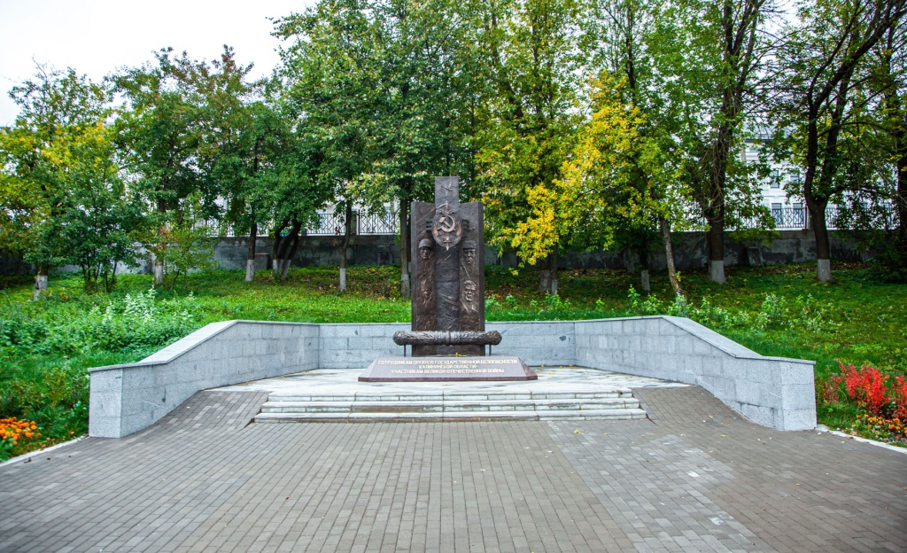 Памятники — Памятник сотрудникам органов государственной безопасности Калининской области — участникам Великой Отечественной войны — фото